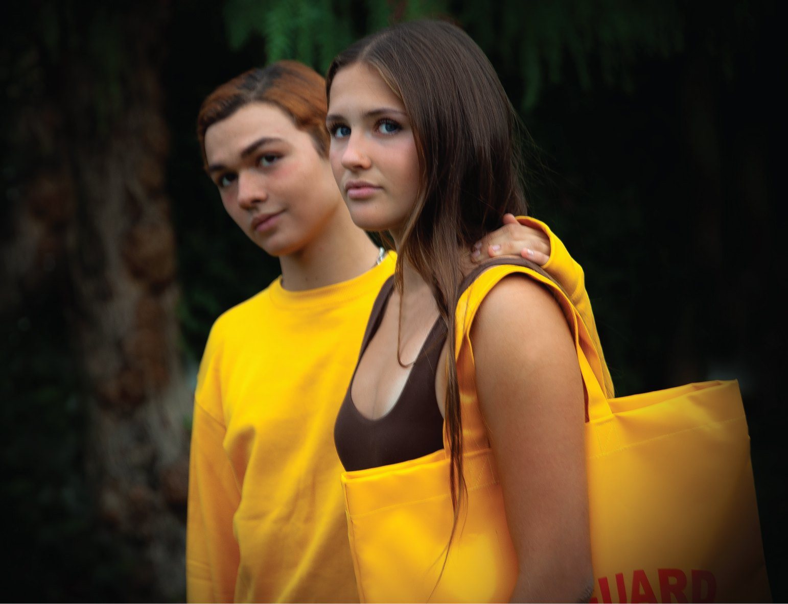 Julian e Grace com o saco tote amarelo ao ombro