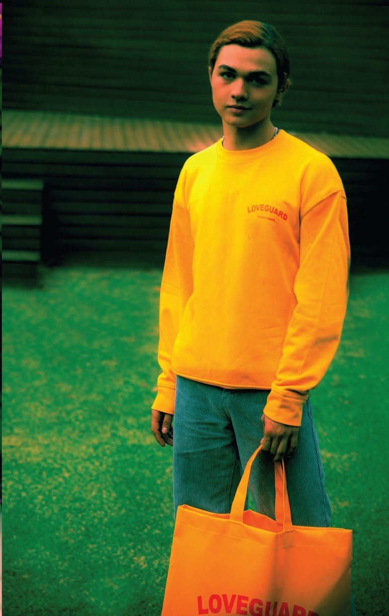 Julian no jardim com o saco tote LOVEGUARD