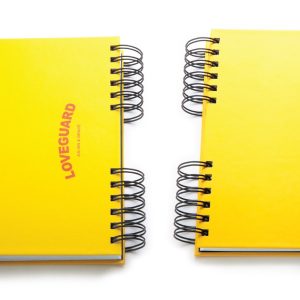 Caderno LOVEGUARD amarelo — frente e verso