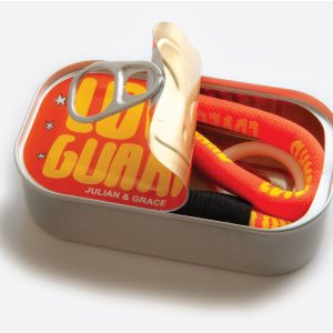 Lata LOVEGUARD aberta com a fita laranja lá dentro