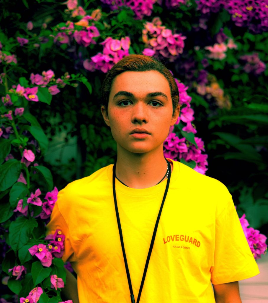 Julian com a t-shirt amarela LOVEGUARD